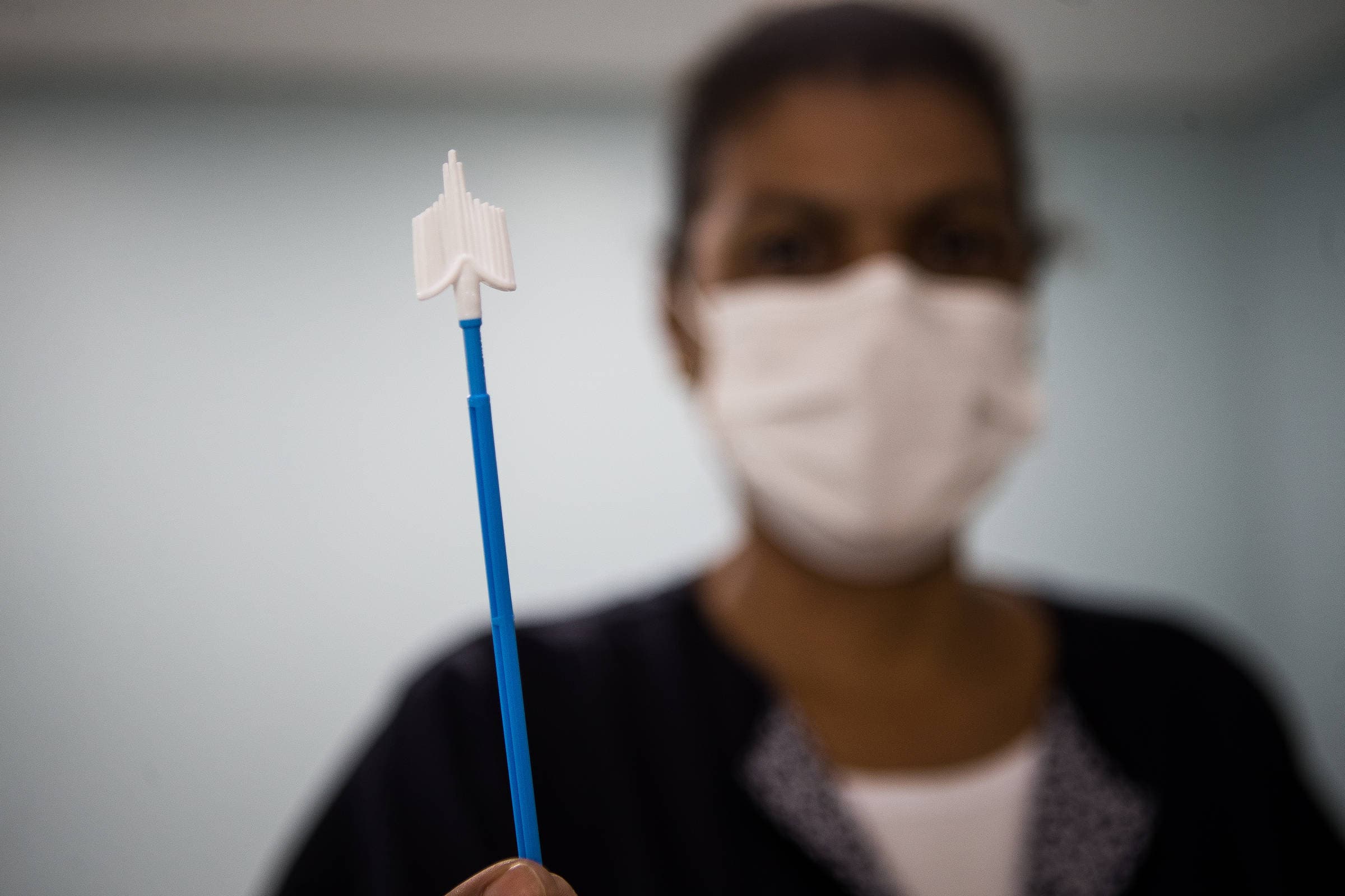 Câncer de colo do útero matou 20 mulheres por dia em 2025 no Brasil