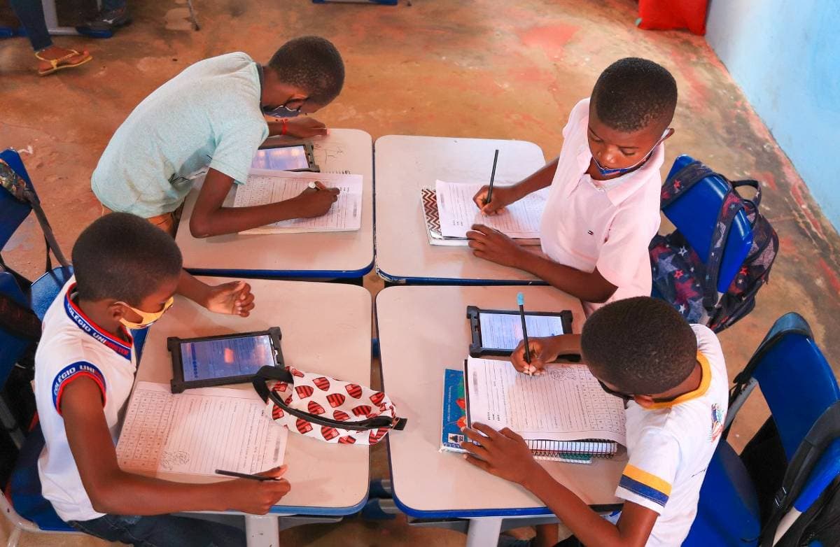 Brasil chega a 72% de escolas com conexão adequada, mas enfrenta abismos regionais
