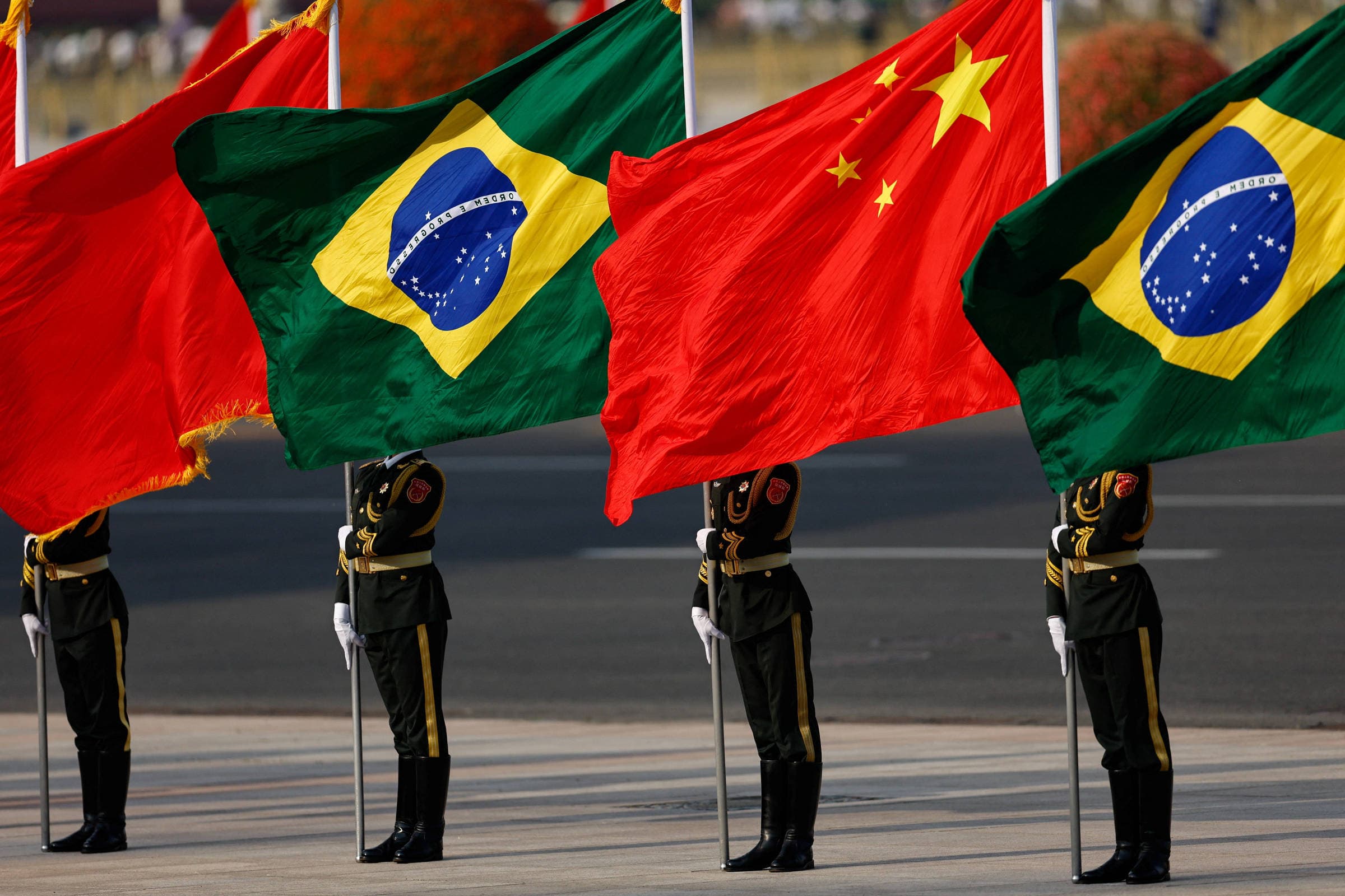 Brasil e China atuam por desdolarização em meio à pressão financeira dos EUA
