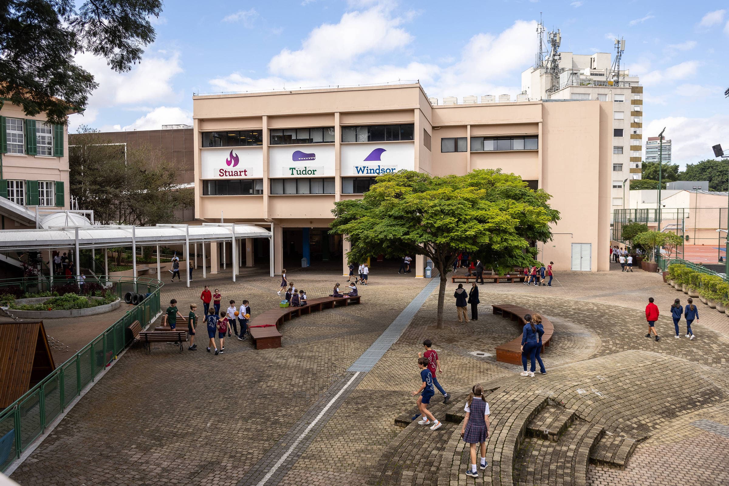 St. Paul's, uma das escolas mais caras do Brasil, faz 100 anos com terno e gravata no uniforme