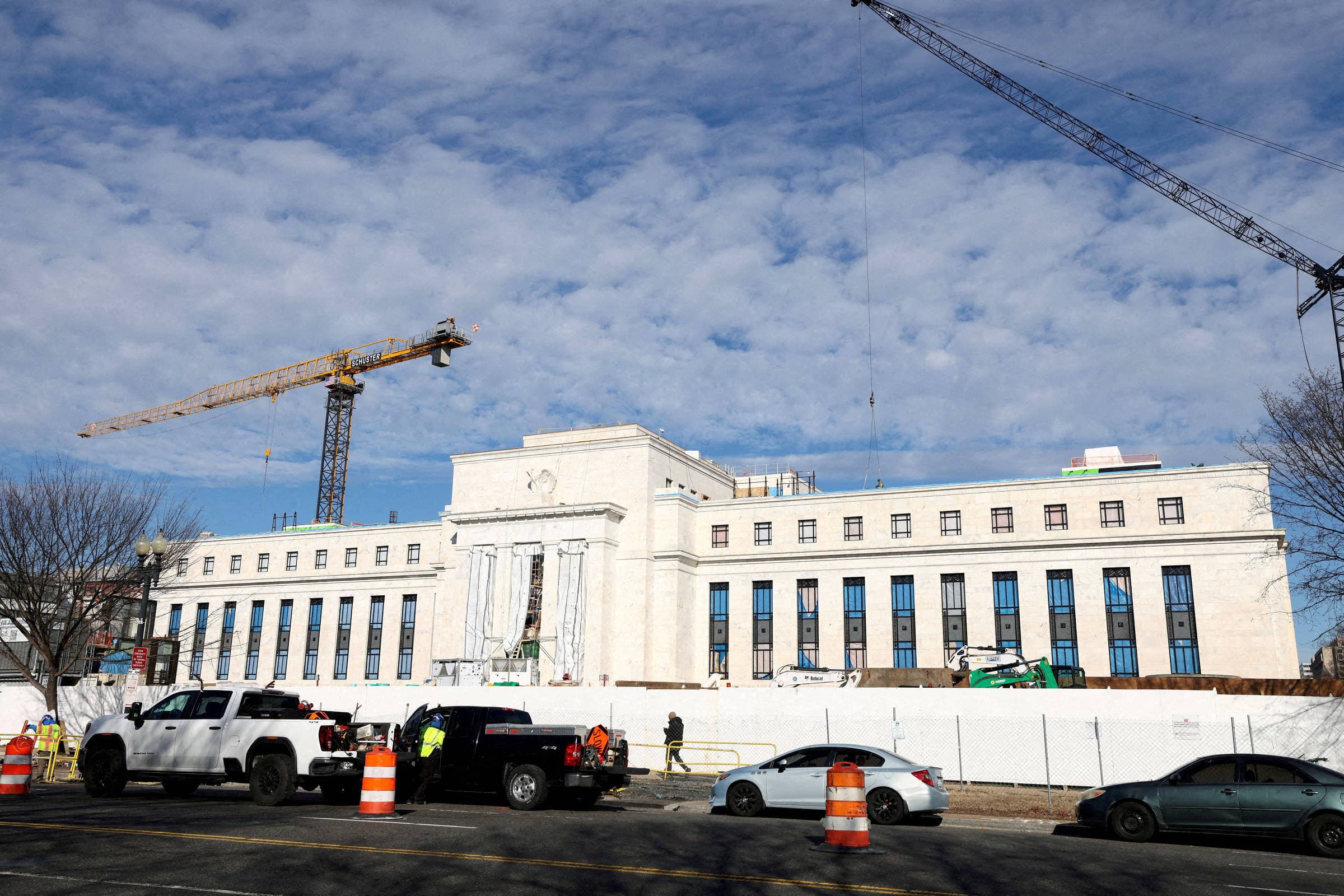 Dólar abre próximo da estabilidade com intensificação de ataques no Oriente Médio e expectativa sobre juros no Brasil e EUA