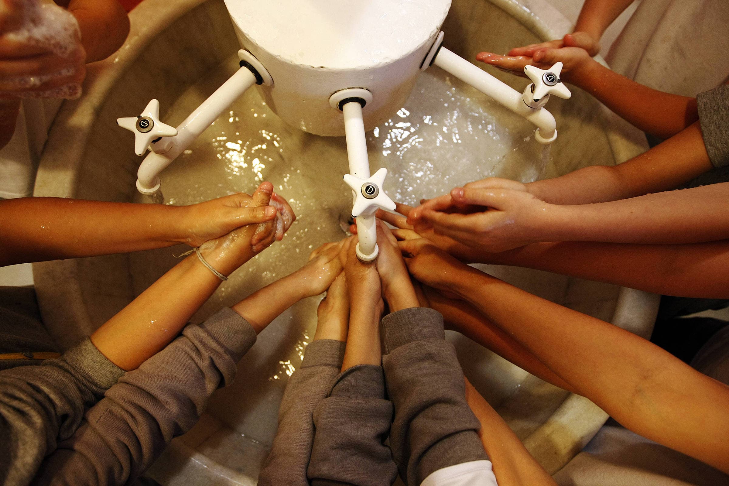 Brasil reduz pela metade o número de escolas sem acesso a água, aponta Unicef