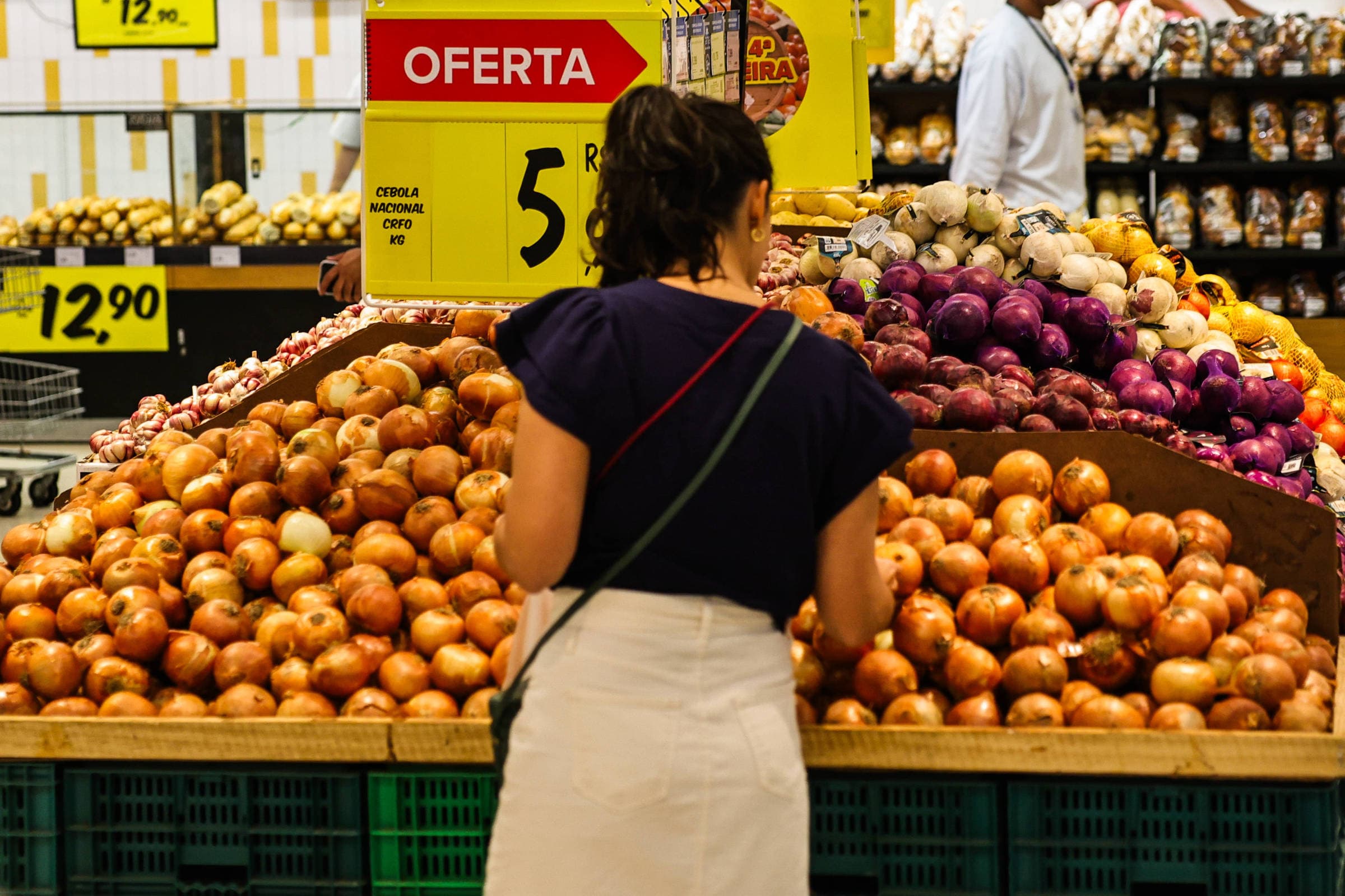Guerra mantém pressão sobre inflação de alimentos e combustíveis em ano eleitoral no Brasil