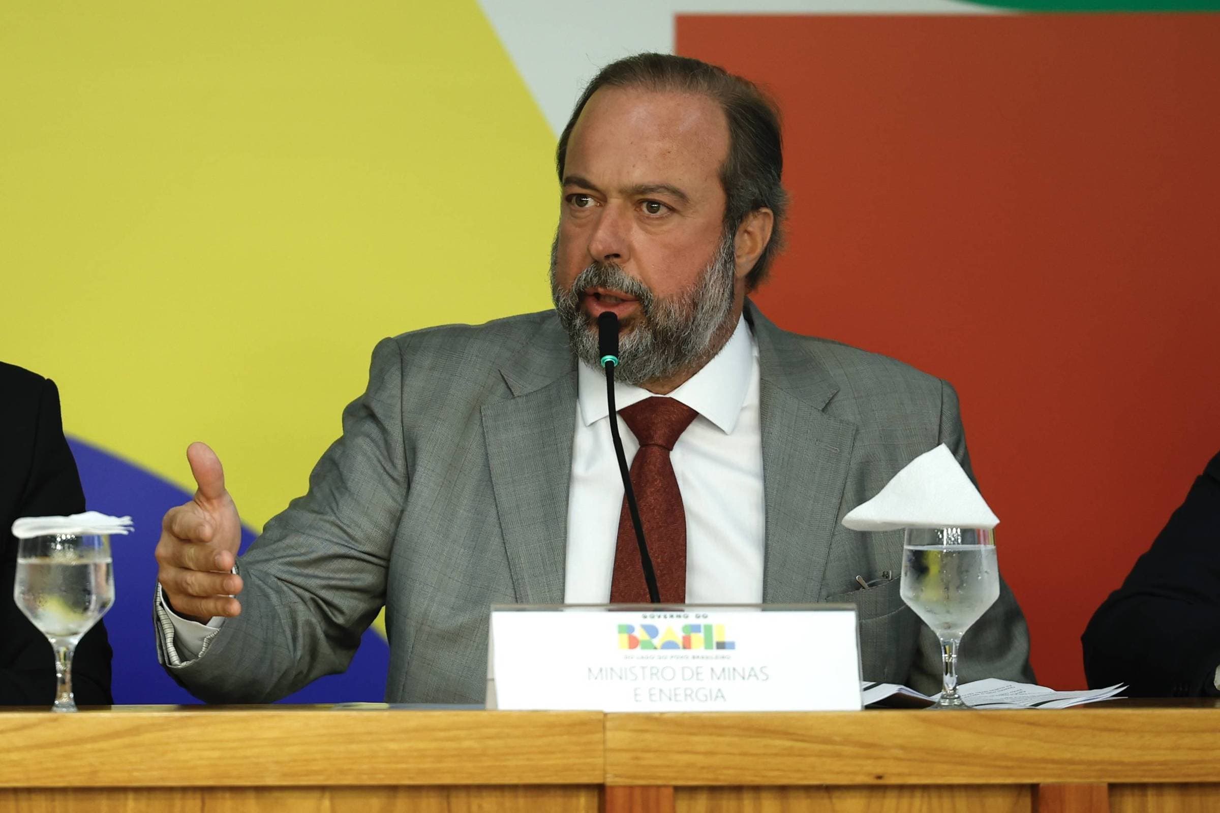 Governo anuncia primeiro leilão de baterias para dezembro e busca maior flexibilidade no setor elétrico