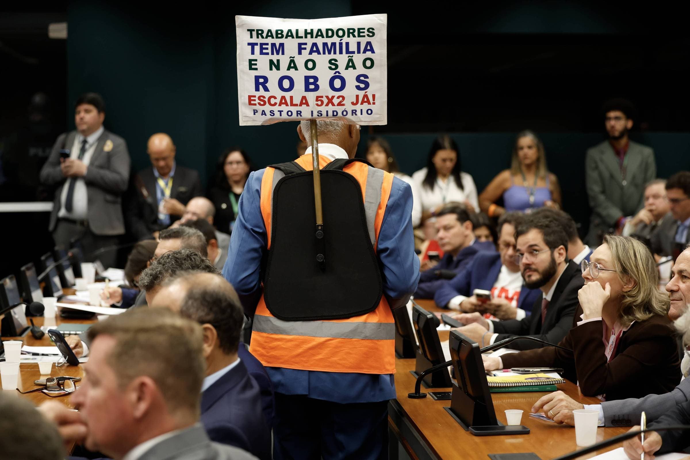 Escala com dois dias de folga é rara até em países com jornada menor, diz pesquisa