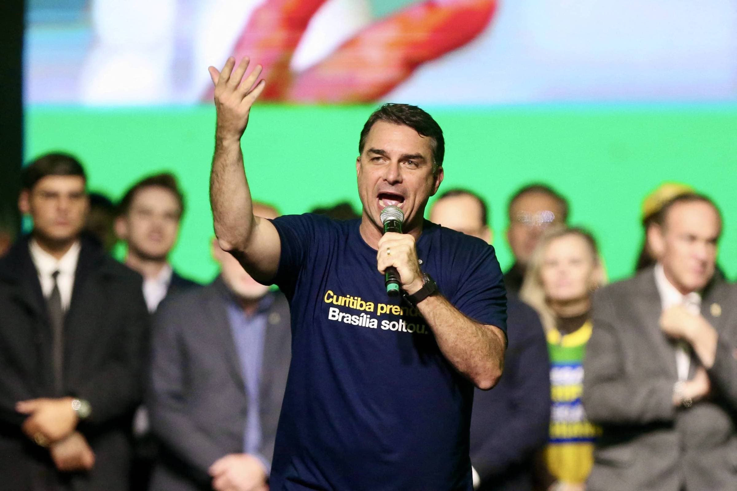 Flávio Bolsonaro lança plano de segurança pública e mira facções criminosas
