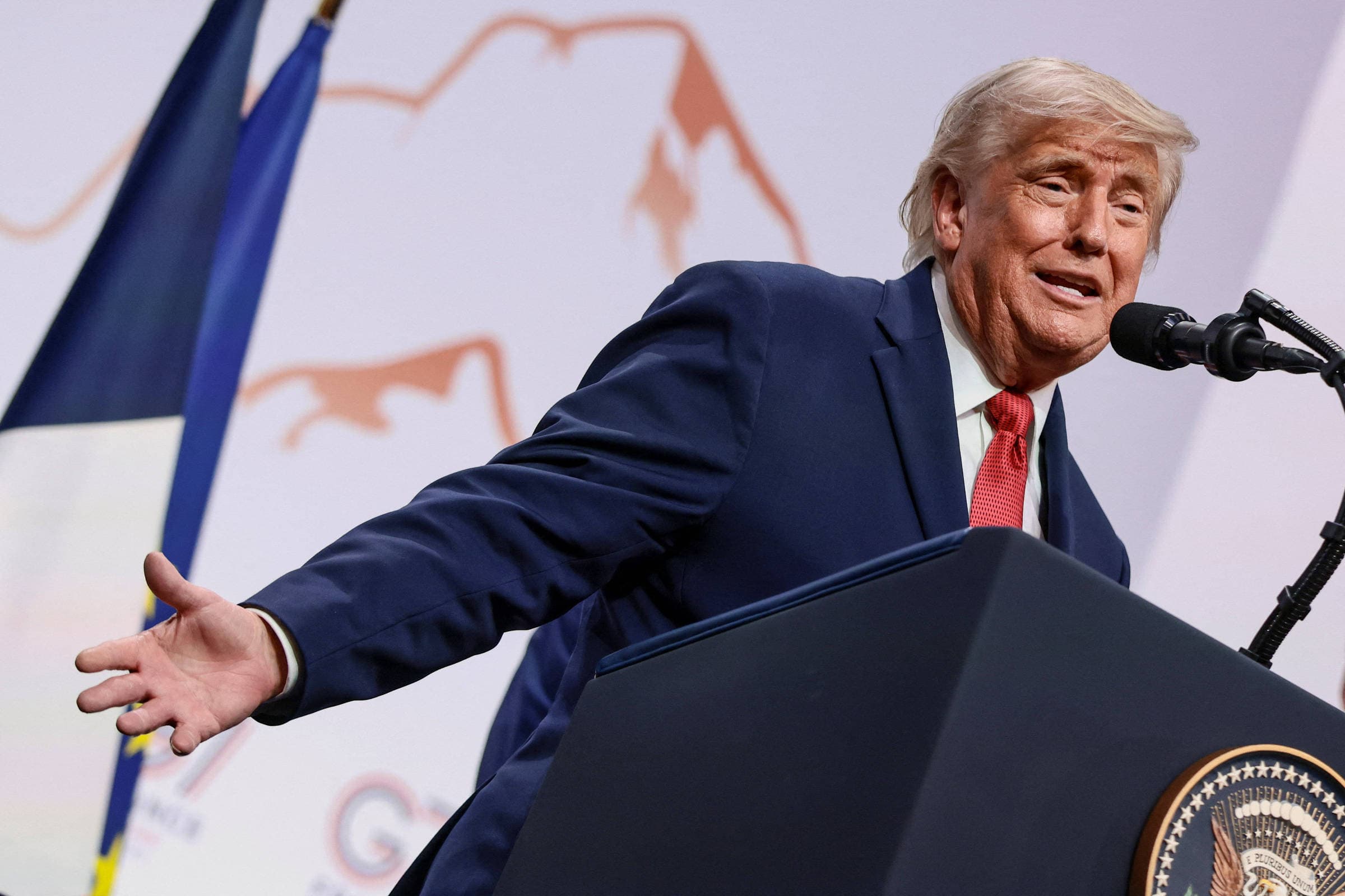 Trump critica política brasileira e se confunde sobre a família Bolsonaro; Lula rebate e alerta sobre interferência eleitoral