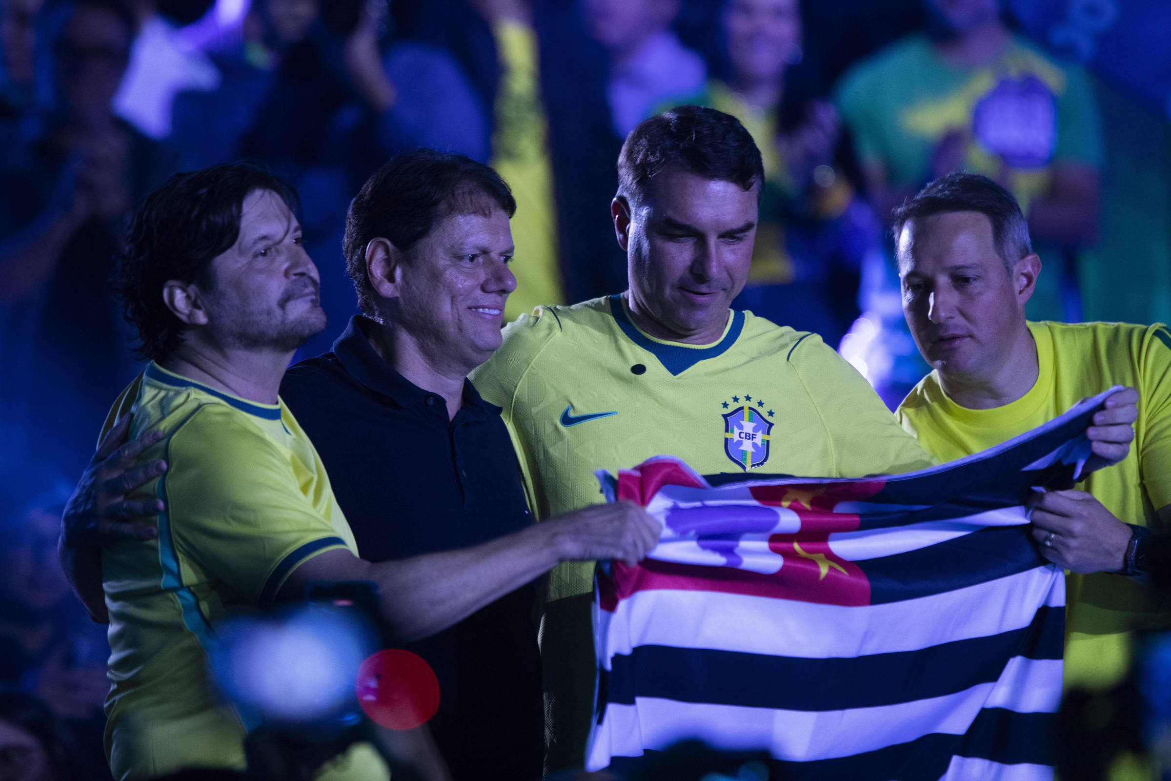 Flávio Bolsonaro defende segurança radical e ataca governo Lula em evento político