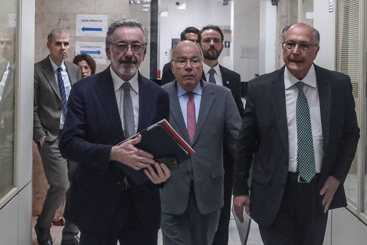 Indústria Brasileira Pede Crédito e Rejeita Reciprocidade Após Tarifaço dos EUA