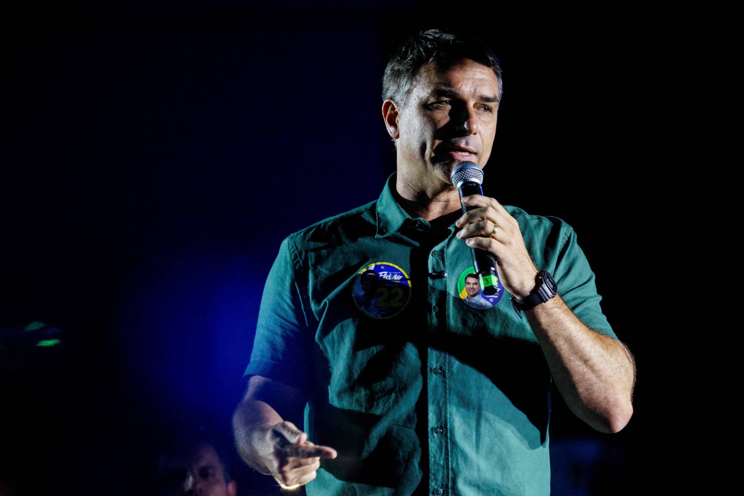 Flávio Bolsonaro fez festa em lancha com lobistas e prostitutas durante a pandemia, diz revista