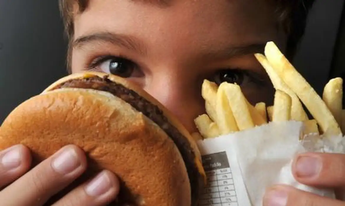 Obesidade se torna principal fator de risco à saúde no Brasil, mostra estudo global - ICL Notícias