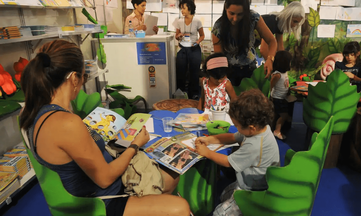 EDUCAÇÃO. Estudo revela que 53% das famílias no Brasil raramente ou nunca leem livros para crianças