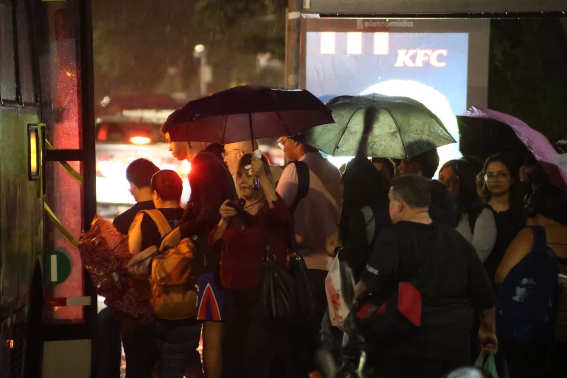 Chove 'extremamente forte' na região Leste de BH na noite desta quinta (12)