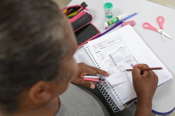 Analfabetismo no Brasil Atinge Mínima Histórica em 2025, Mas Desigualdades Persistem