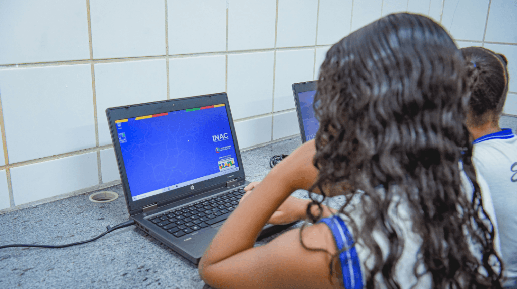 Rondônia supera 70% das escolas públicas conectadas e Brasil avança para universalizar internet na educação até 2026