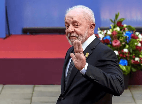 Lula amplia vantagem para 9 pontos sobre Flávio Bolsonaro em pesquisa presidencial