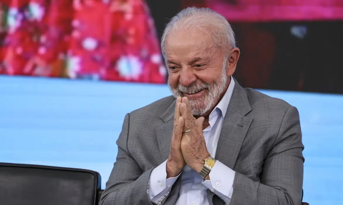 Lula amplia liderança sobre Flávio Bolsonaro em nova pesquisa eleitoral