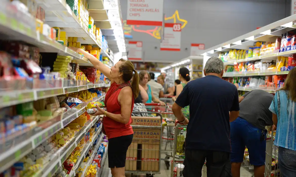 Mercado eleva previsão da inflação para 4,89% este ano