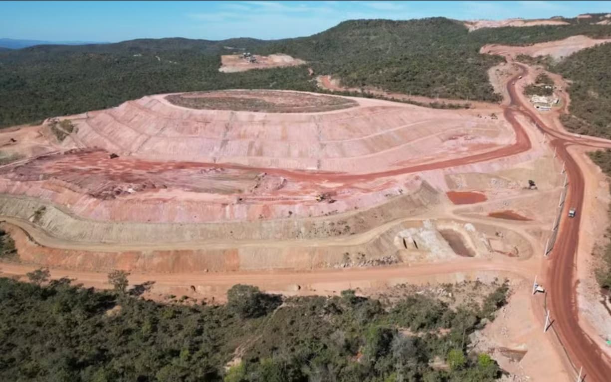 Aquisição bilionária de mineradora brasileira de terras raras fortalece estratégia dos EUA contra monopólio chinês