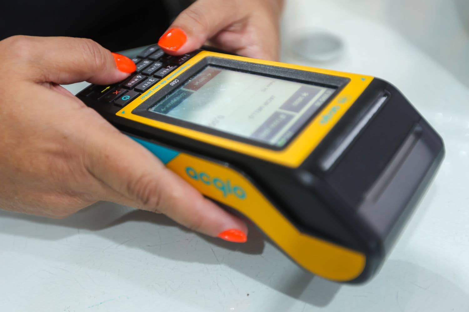 Setor de Serviços Volta a Crescer em Abril Após Seis Meses de Recessão