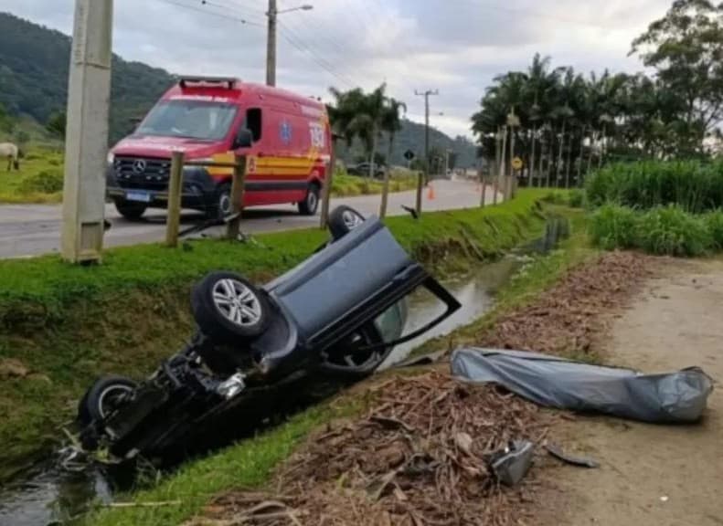 Homem morre após automóvel capotar em curva de estrada e cair dentro de vala de água