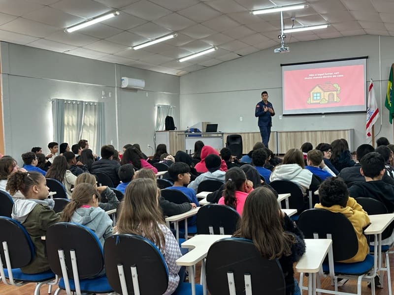 Bombeiros de SC levam educação sobre prevenção de incêndios para milhares de alunos