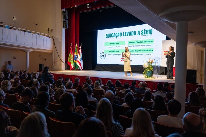 Santa Catarina lança programas para expandir ensino em tempo integral e combater atrasos na aprendizagem