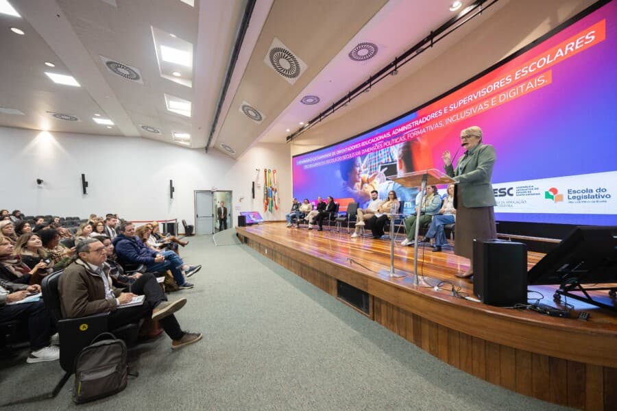 Seminário em SC debate desafios da gestão escolar e valorização de profissionais da educação