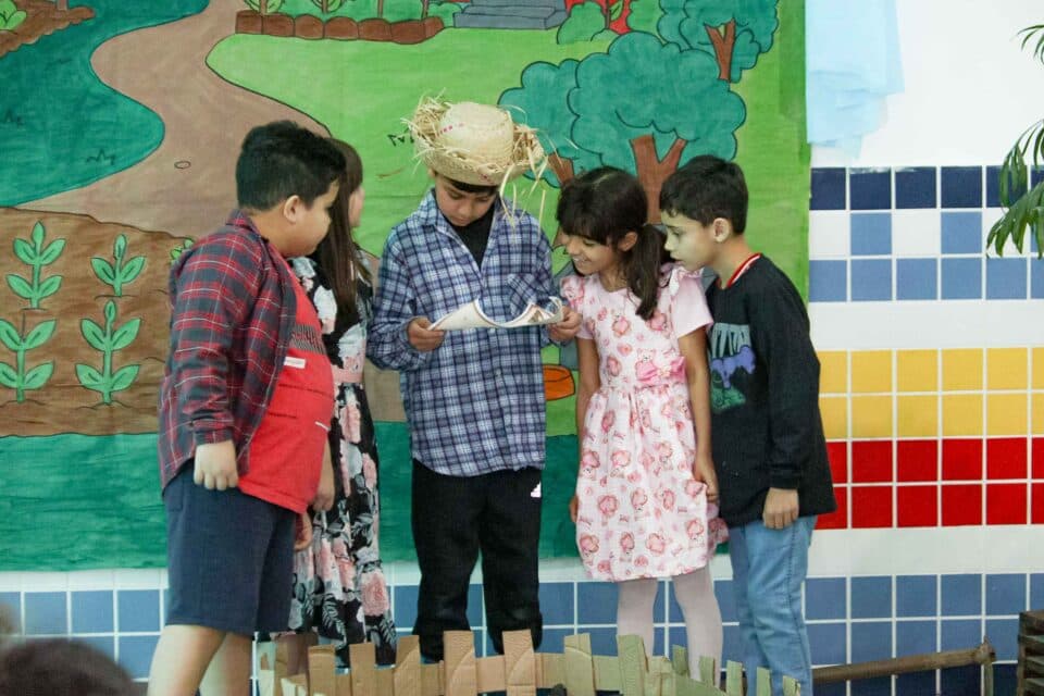 Projeto Hora do Conto incentiva leitura, teatro e criatividade no CEM São Luiz