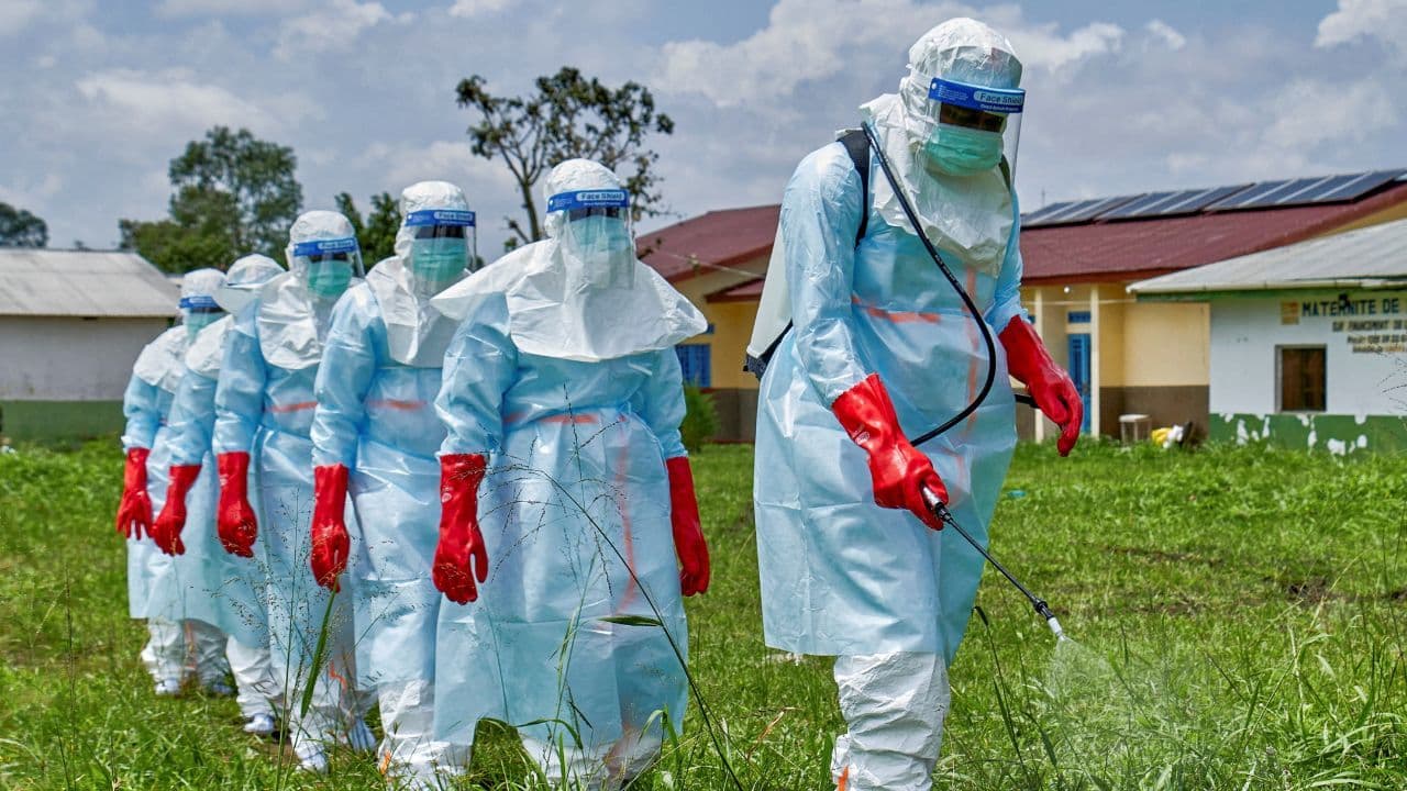 OMS aponta avanços promissores em testes de tratamento e vacinas contra Ebola
