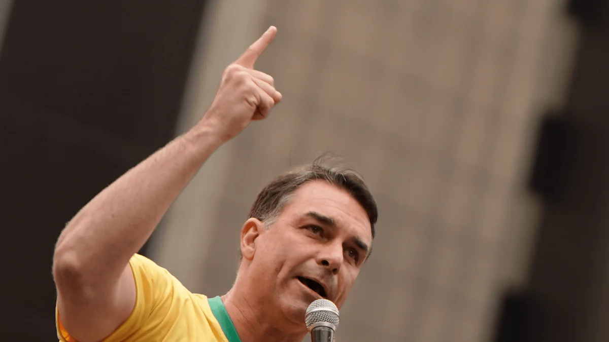 Flávio chama ação contra Frias de “interferência política” de Dino