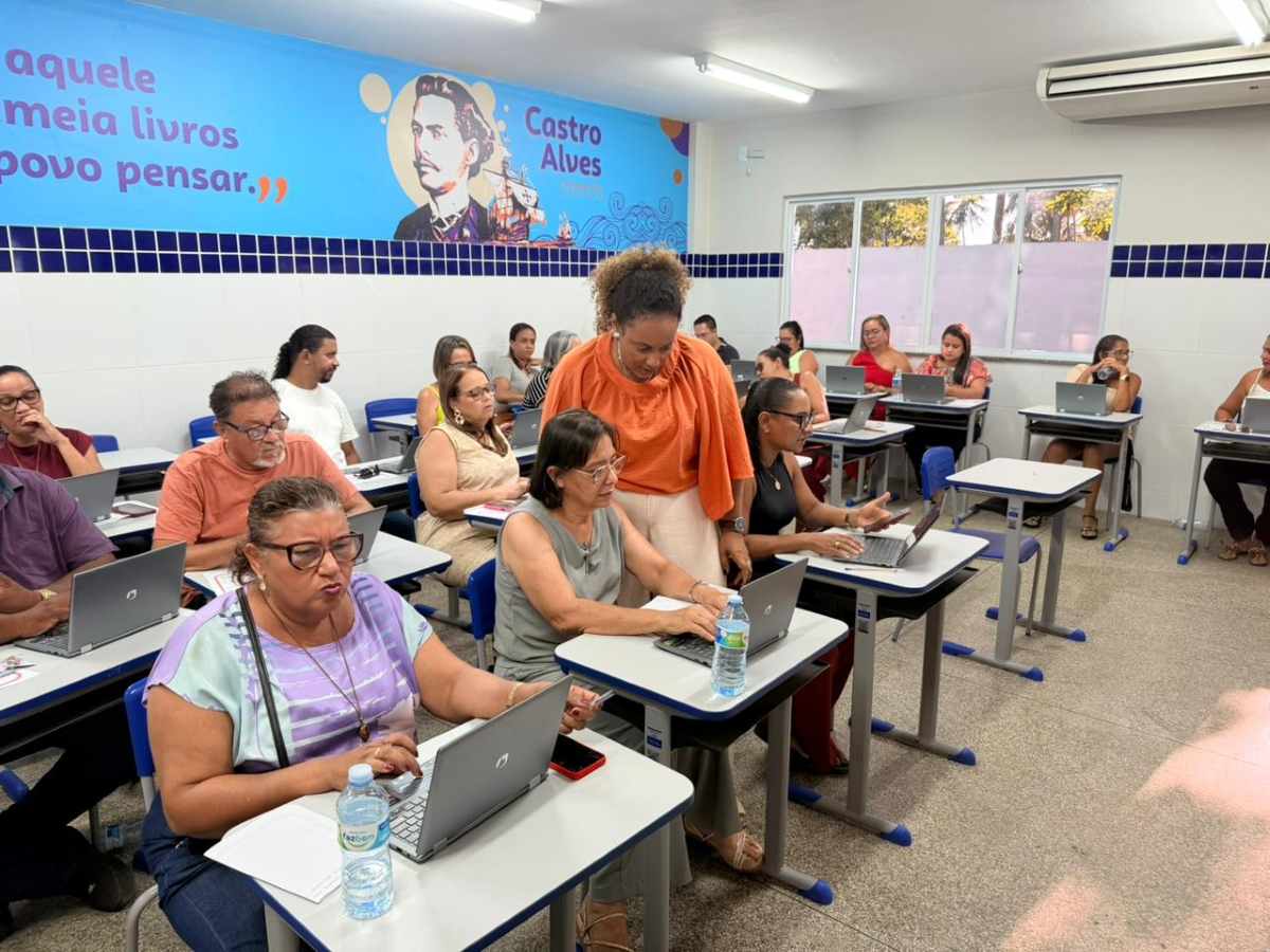 Avanço da educação digital no Brasil aumenta o desafio de preparar estudantes para o mundo online
