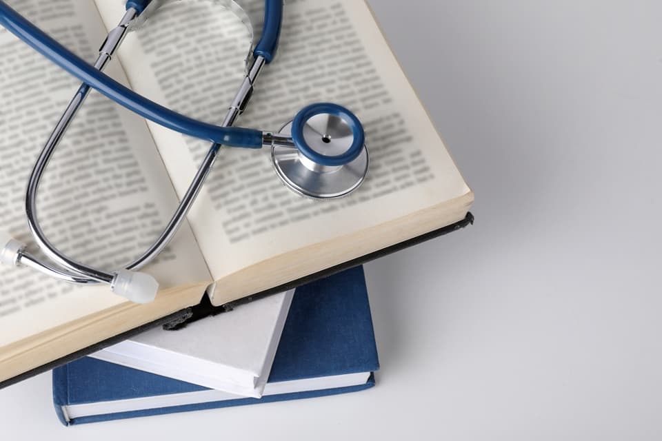 O Brasil vive um paradoxo silencioso na saúde: nunca formamos tantos médicos, e, ainda assim, nunca dependemos tanto de especialista - APM - Associação Paulista de Medicina