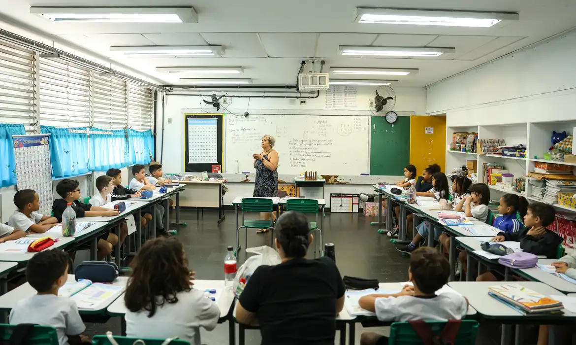 No Rio, debate sobre educação pública mobiliza professores e parlamentares nesta sexta-feira (17)