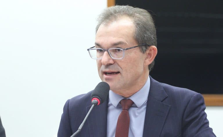 Crime controla acesso à internet de 6 milhões de brasileiros, afirma representante de operadoras - Portal da Câmara dos Deputados
