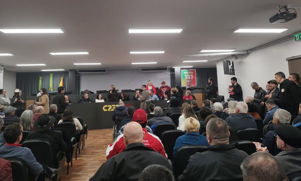 ADUFRGS-Sindical entrega Carta de Porto Alegre - BRASIL 2030: A Educação que precisamos para o País que queremos, a candidatos ao governo do RS