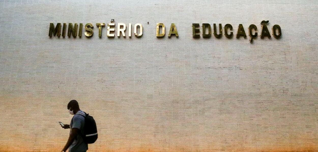 MEC recomenda veto à inteligência artificial na educação infantil e desaconselha reconhecimento facial nas escolas