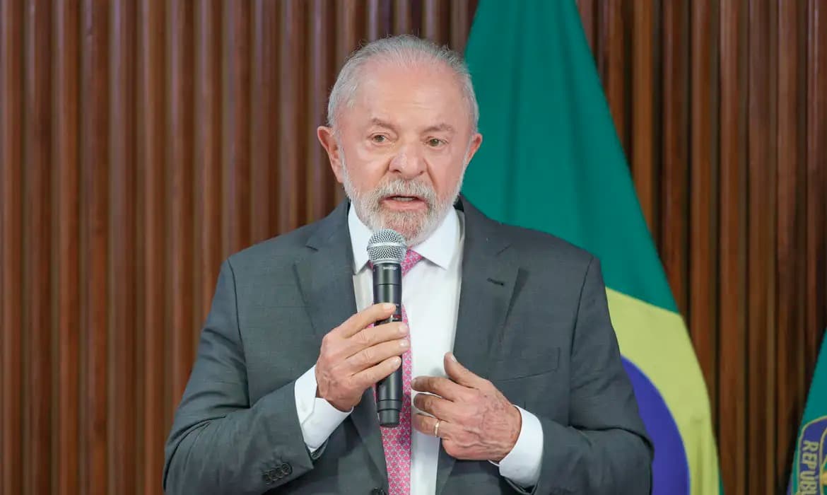 Brasil não precisa de escola cívico-militar na educação, diz presidente Lula - Coluna Política