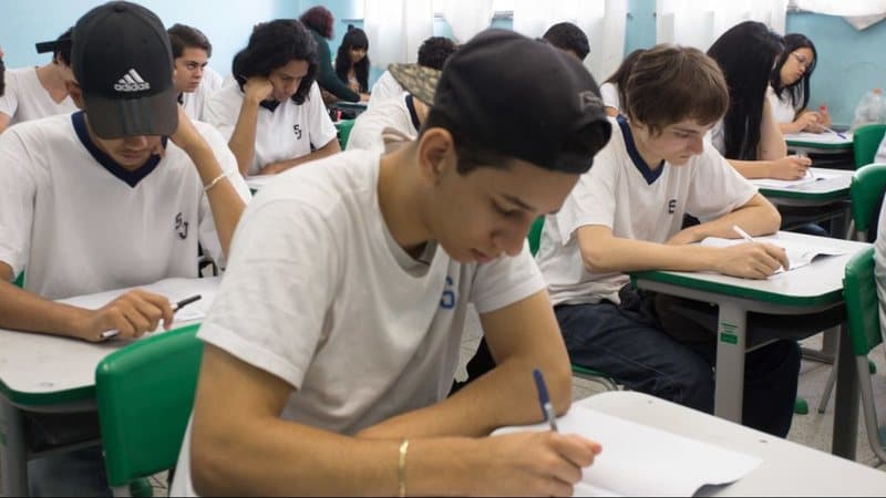Brasil reduz abandono e reprovação no ensino médio, aponta censo