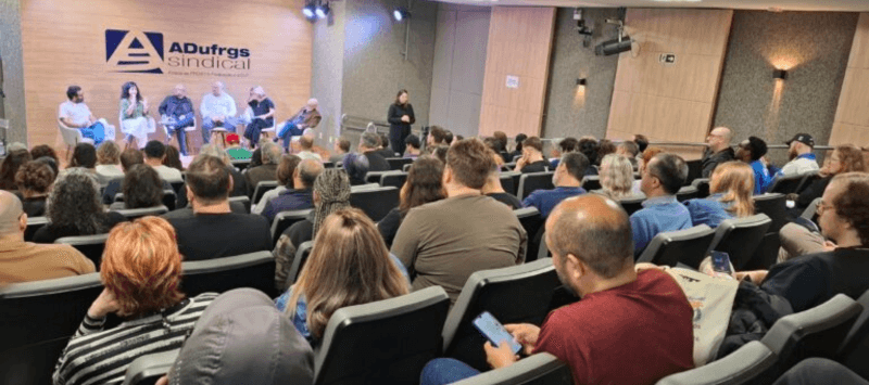 Educadores debatem futuro da educação pública e alertam contra privatização em seminário nacional
