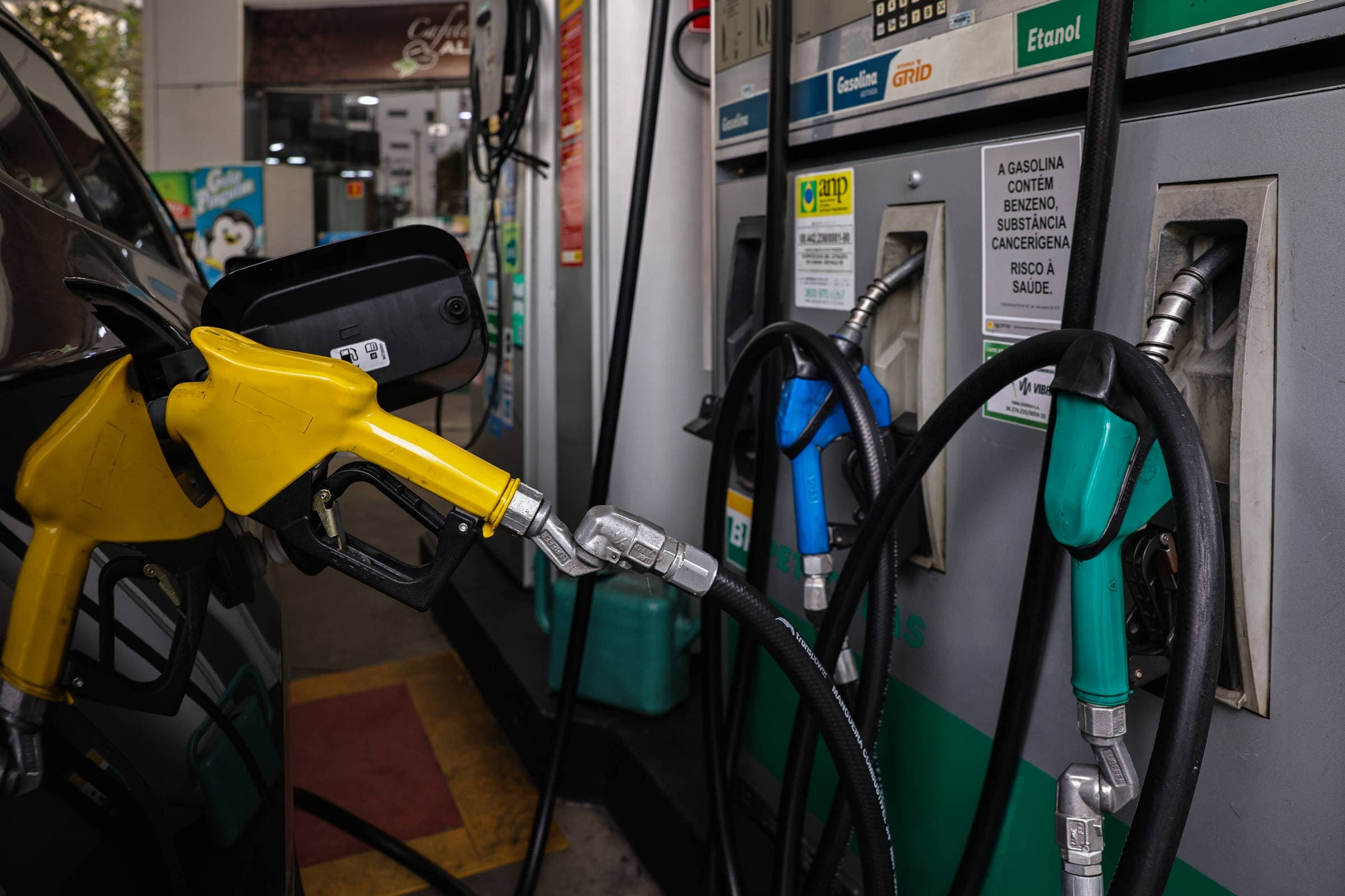 Indústria automotiva exige testes para aumento de etanol na gasolina e alerta para riscos técnicos