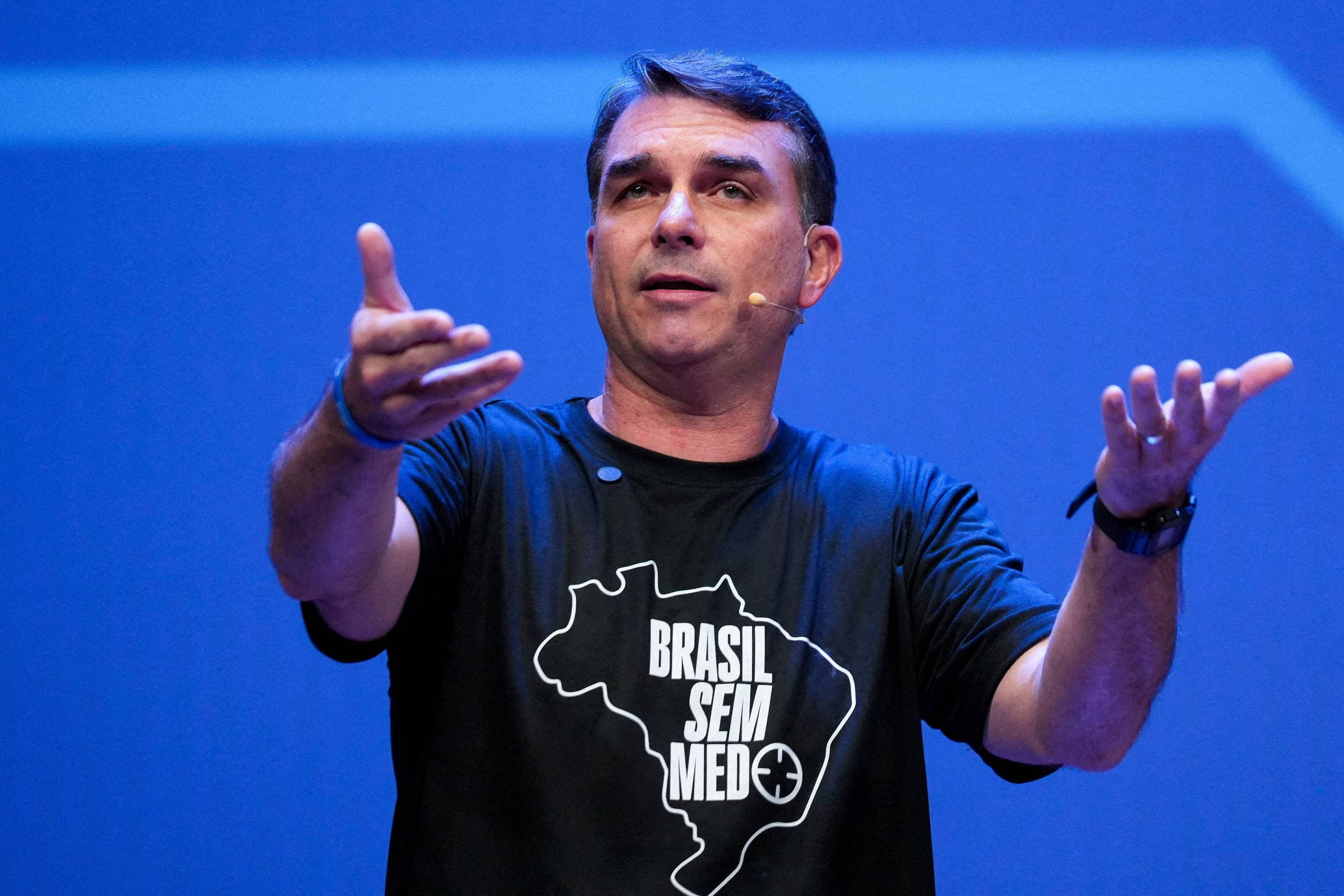 Flávio Bolsonaro diz a Trump que tarifaço daria vitória política a Lula e pede decisão após eleição