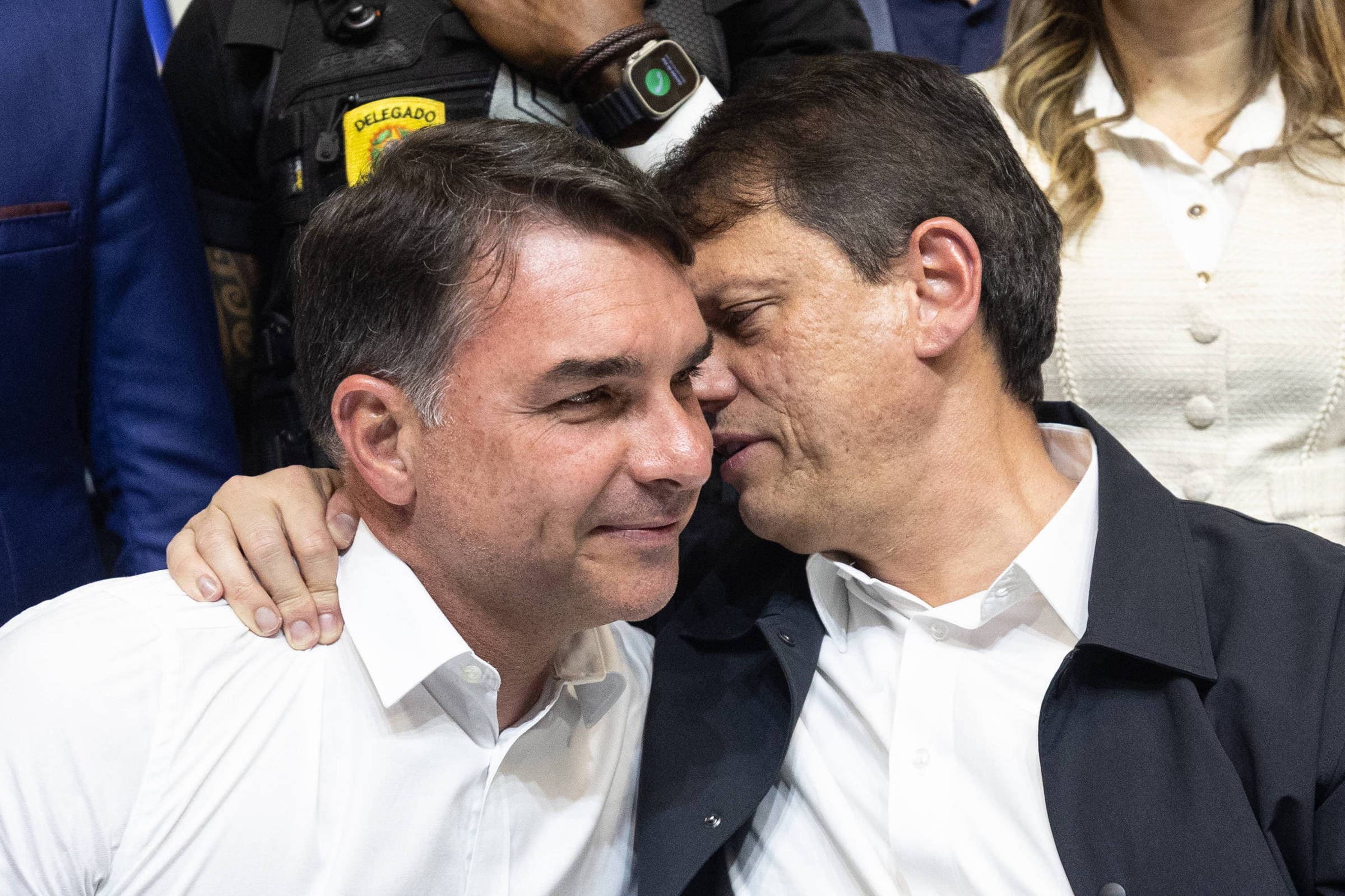 Tarcísio exalta Bolsonaro em convenção de União Brasil e PP de SP ao lado de Flávio