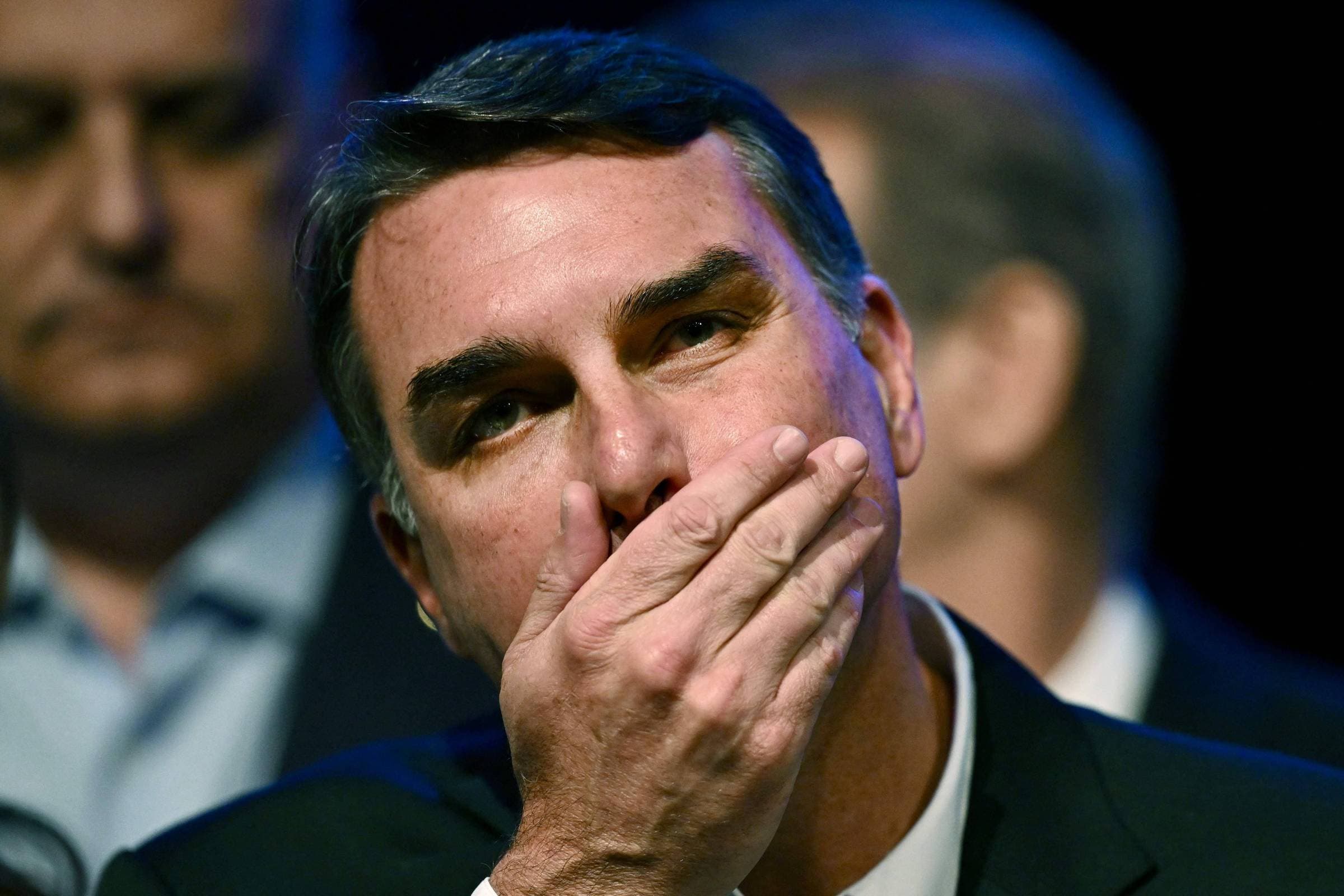 Governo Trump dará visto a Flávio Bolsonaro após fuga do Brasil