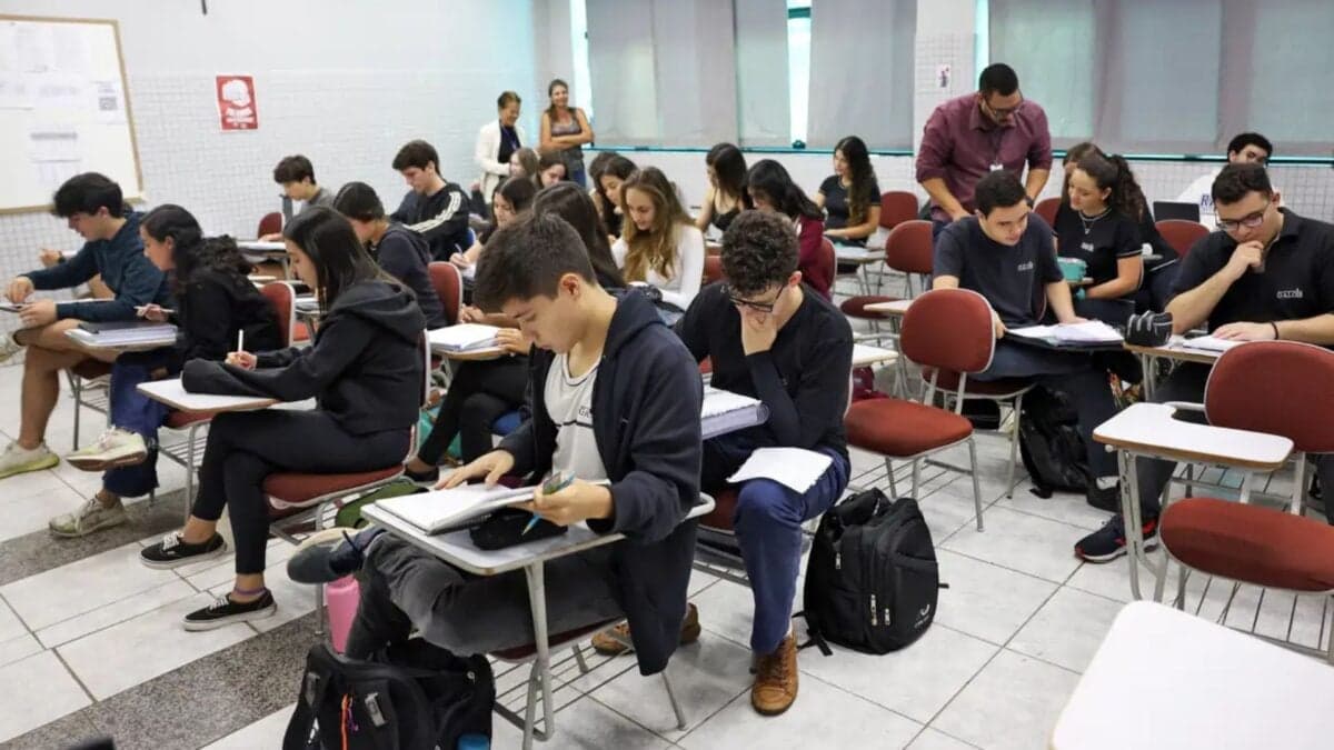 Educação Financeira se Torna Tema Obrigatório no Currículo Escolar Após Aprovação no Senado