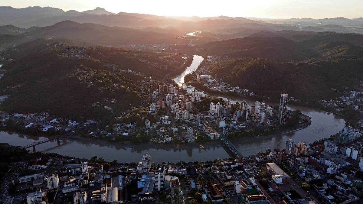 Blumenau lidera valorização imobiliária em SC e supera Balneário Camboriú em 12 meses