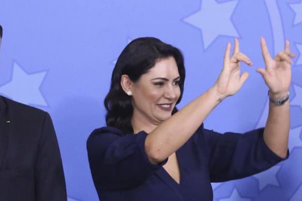 Pesquisa aponta que atrito entre Michelle e Flávio Bolsonaro enfraquece candidatura do senador