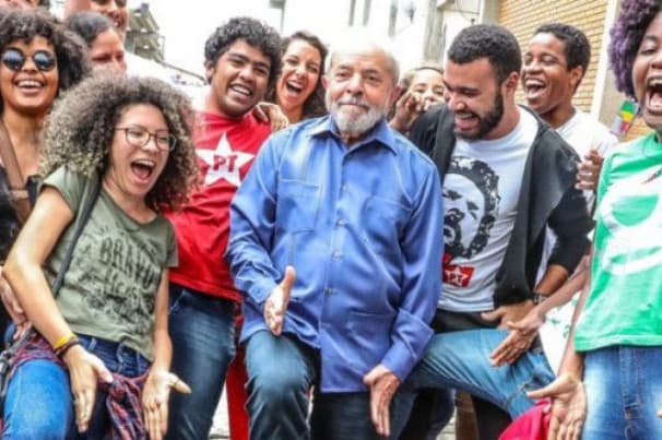 Juventude Brasileira se Afasta de Partidos e Reinventa Relação com a Política