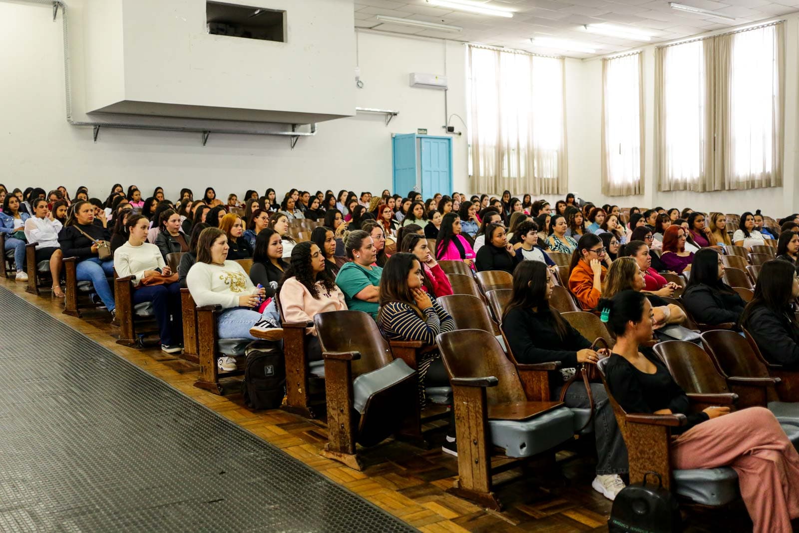 Encontro de formação reúne 500 estagiárias que atuam nos Centros de Educação Infantil Municipais - Notícia no Ato