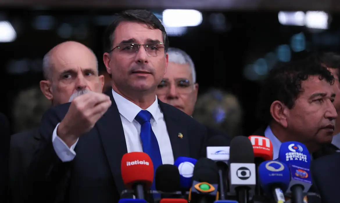Críticas internas: Aliados da direita questionam pré-campanha de Flávio Bolsonaro